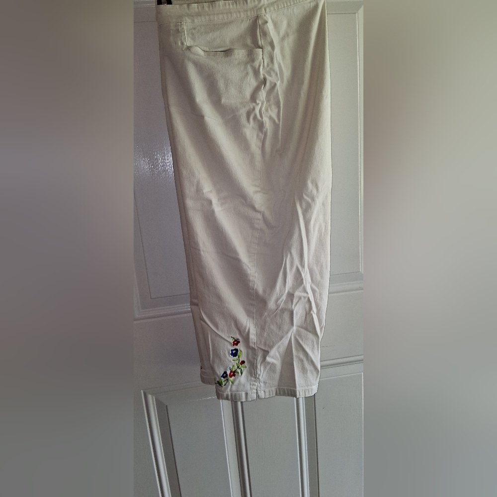 White Capris Pants with Floral Embroidery